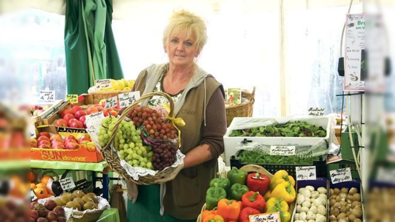 Christine Lang ist seit 35 Jahren Standlfrau auf dem Viktualienmarkt, seit 65 Jahren schon »dSchwiegerleit«. Sie hat Angst, dass sich vieles verändert, wenn der Markt saniert wird. 	 (Foto: Sylvie-Sophie Schindler)