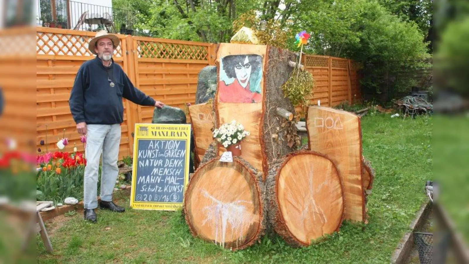 Ernst Ludwig Sommer vor seinem Werk „Mein Freund, der Baum” - zu sehen in der Pilsenseestraße 21. (Foto: iab)