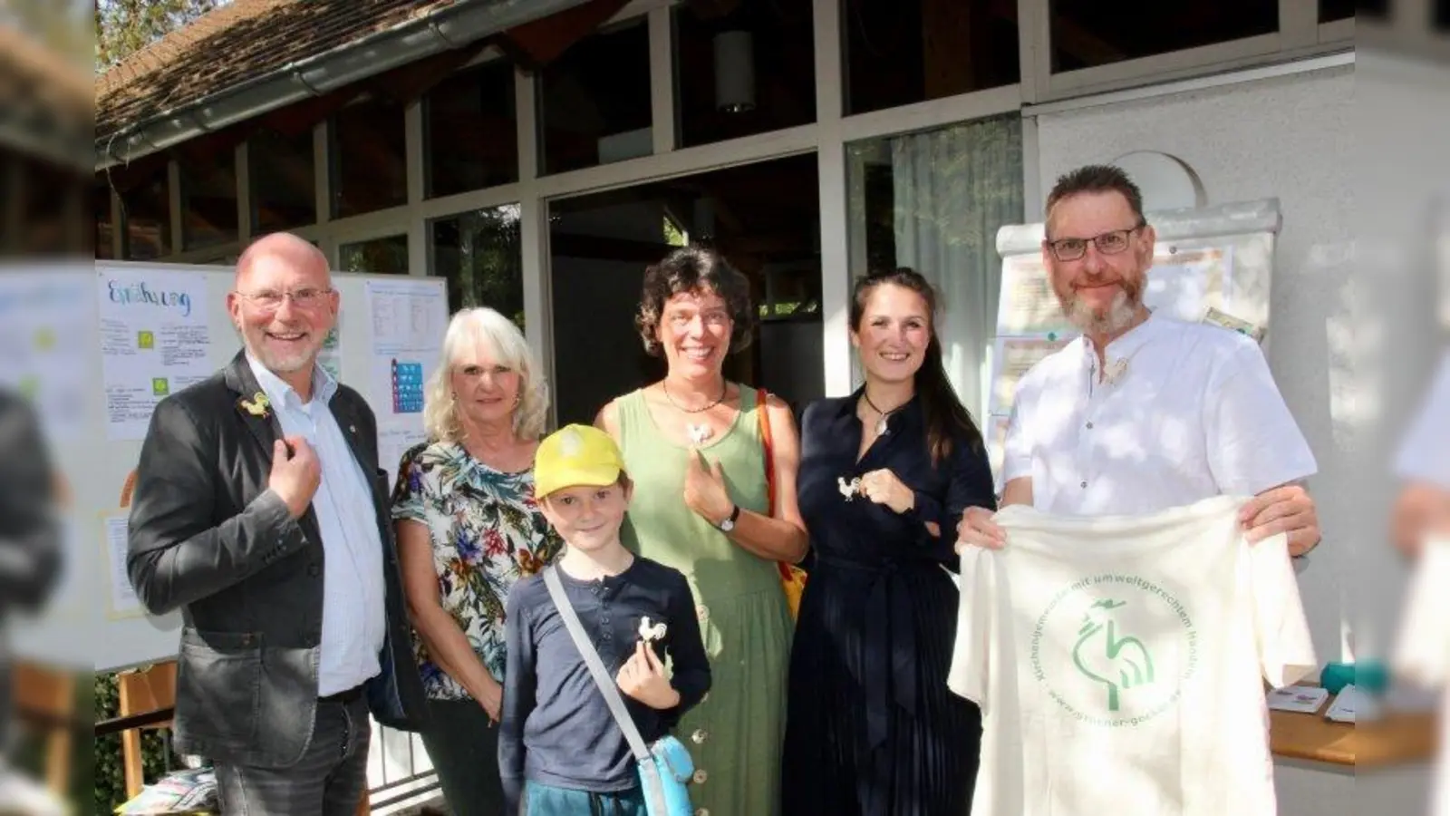 „Wir sind eine lebendige Kirchengemeinde, die fest zueinander steht und vieles auf den Weg bringen will“: Das Erntedankfest war Start für die Umweltzertifizierung Grüner Gockel. Im Bild Pfarrer Matthias Dörrich, die beiden Initiatorinnen Andrea Augustin und Angela Eichholz, Sandra Lechner, gerhard Heberlein und Lukas (v.l.). (Foto: us)
