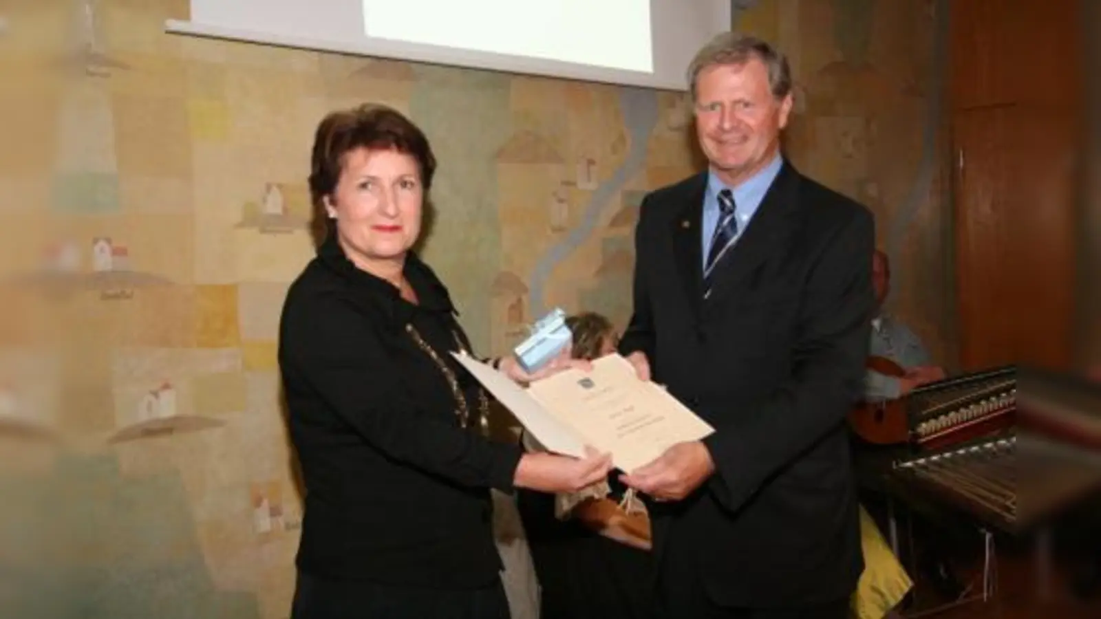 „Du hast diese Ehrung „Altbürgermeister der Gemeinde Krailling“ wie kein anderer verdient“, sagte Christine Borst in ihrer Ansprache. (Foto: US)