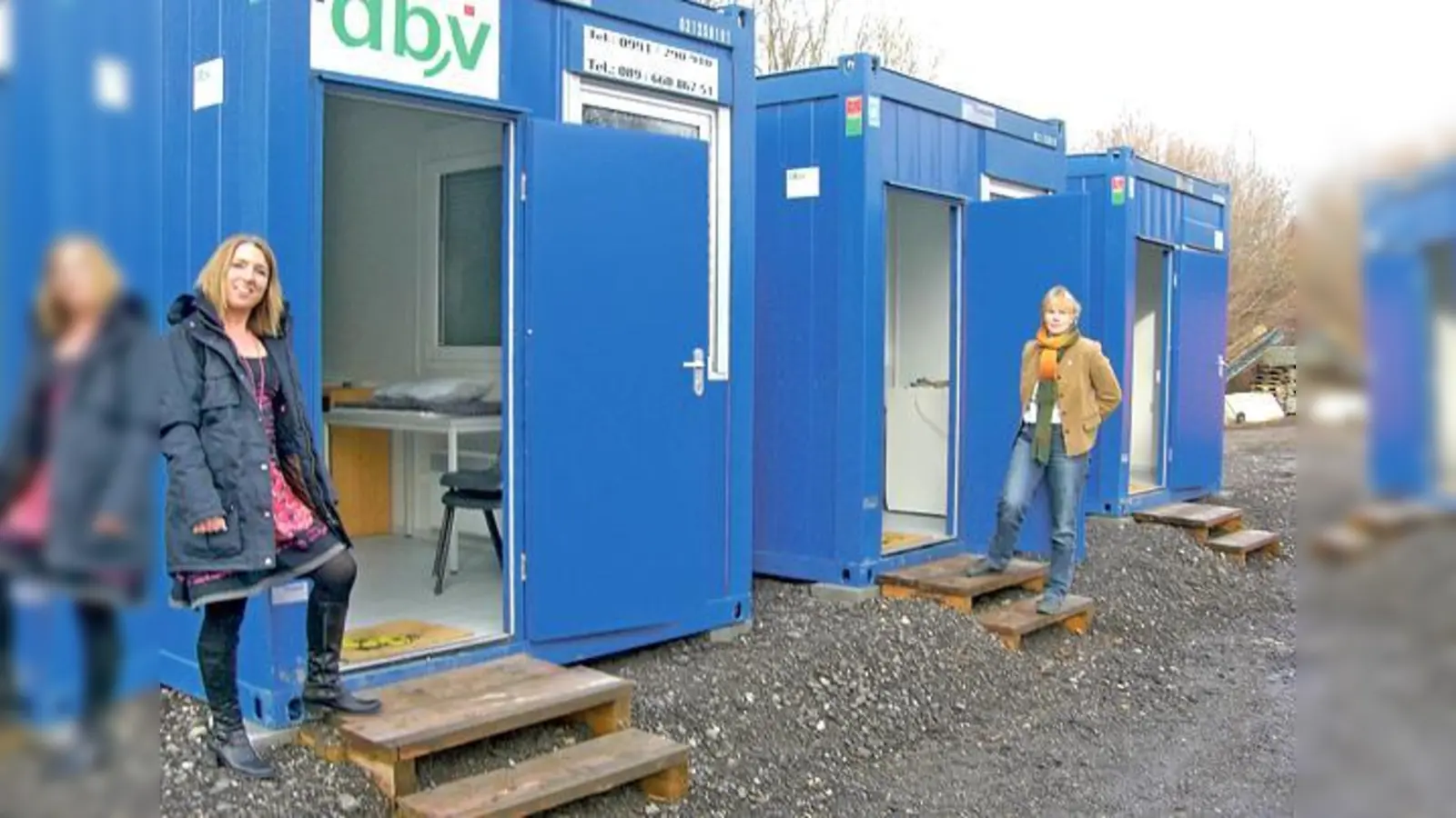 Die Container für obdachlose Landkreisbürger sind bezugsfertig. Bürgermeisterin Ursula Mayer (v. r.) und Petra Jablonski haben sich überzeugt.	 (Foto: VA)