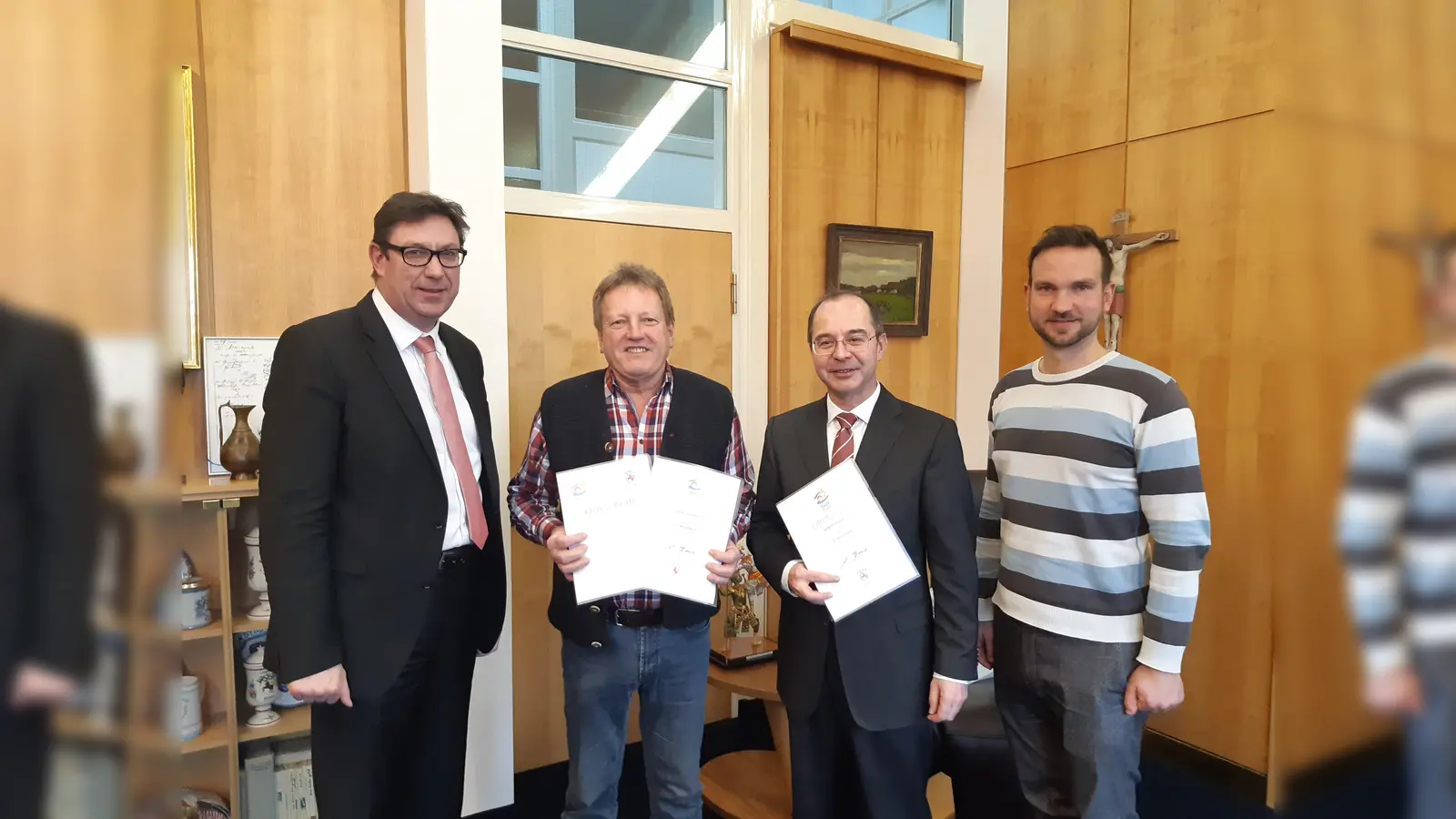 Landrat Martin Bayerstorfer, Hans Hagl Bürgermeister Heinz Grundner und Kreisfachberater Michael Klinger (von links).  (Foto: Landratsamt )