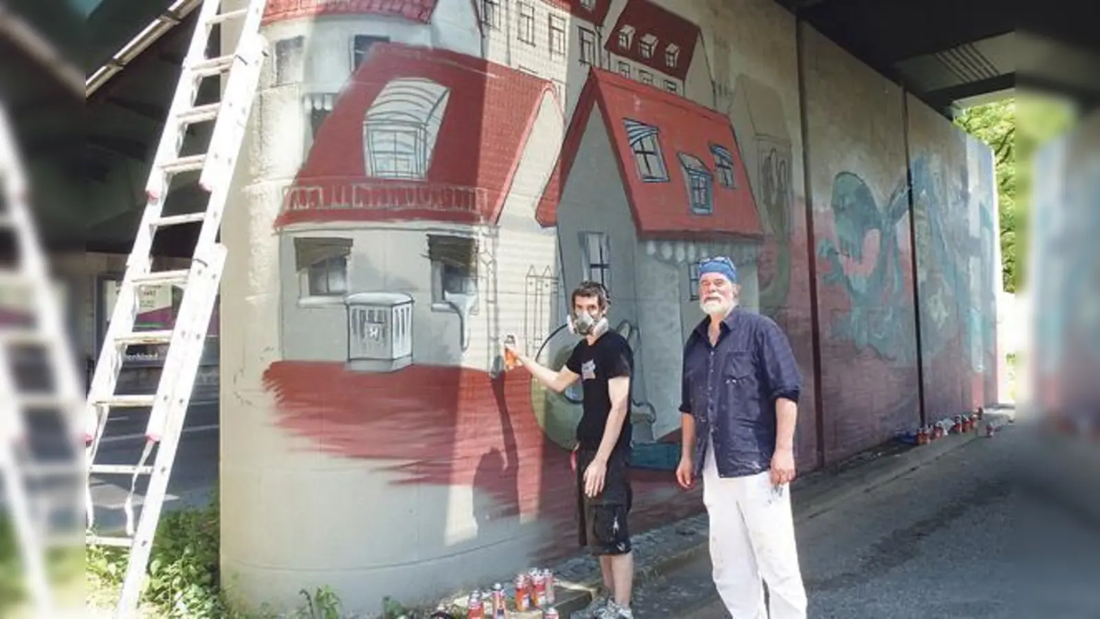 Heiko Krause mit Nikolaus Keller (rechts). Letzterer hat für den 8. Juli eine Installation entworfen, welche die Jugendlichen von »Open minded« enthüllen werden. 	 (Foto: VA)