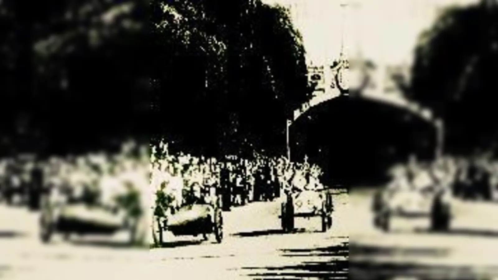 Bis zu 15.000 Zuschauer säumten den Gebsattelberg in der Au bei den Seifenkistl-Derbys in den 50er und 60er Jahren.	 (Foto: Privat)