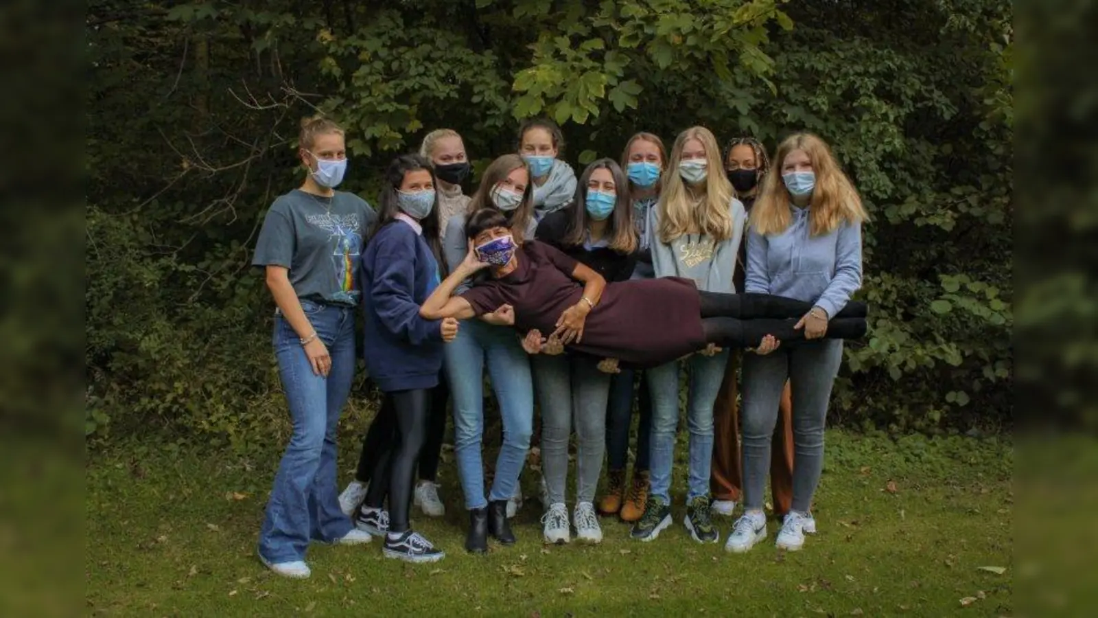 Zehn Schülerinnen des Ludwigsgymnasiums nahmen am Seminar „Fotografie“ unter der Leitung von Angela Fechter teil und zeigen nun ihre Werke in der Stadtbibliothek Laim. (Foto: Anna Maria Adelmann)