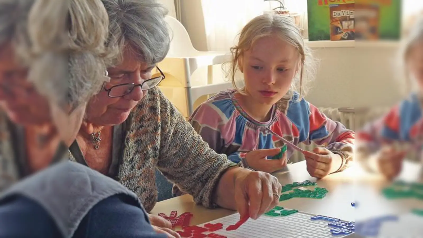 Gesellig im Familienzentrum Trudering zusammen sitzen und gemeinsam die Spielfiguren bewegen.	 (Foto: VA)