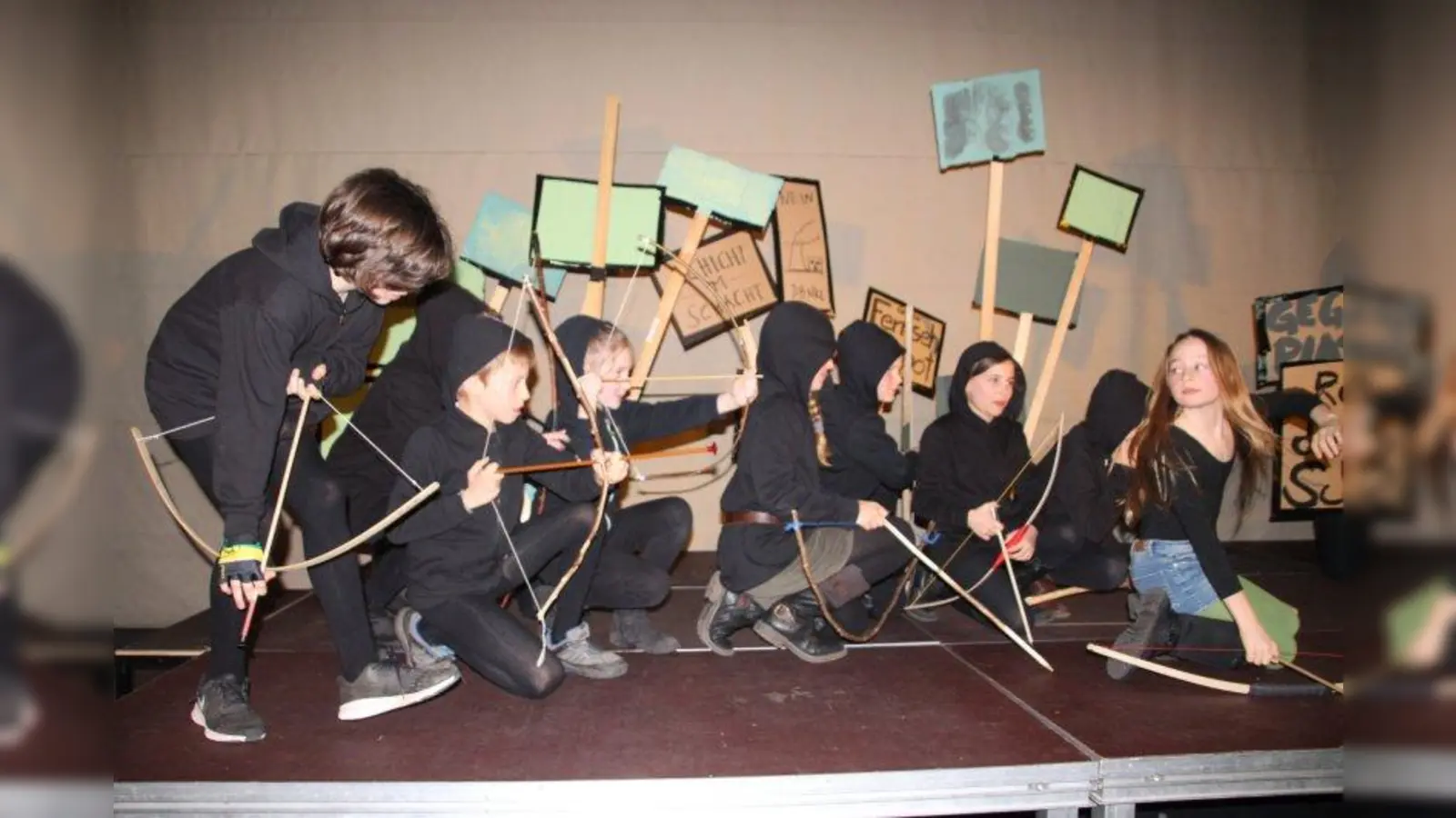 Robin Hood (ganz rechts) und seine Räuberbande greifen an. (Foto: bb)