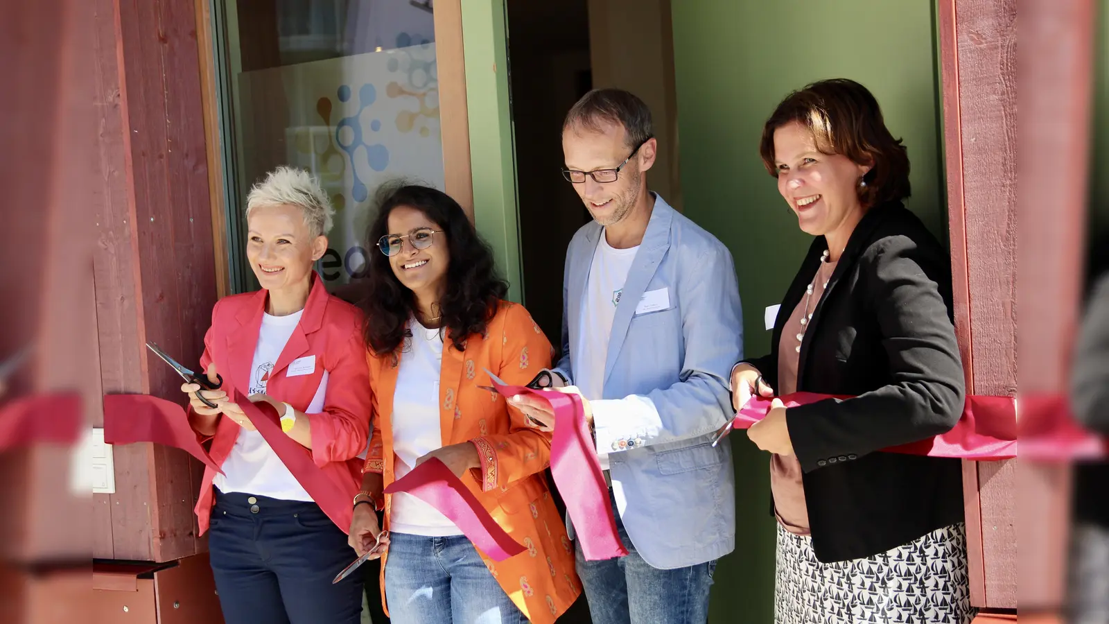 Feierliche Eröffnung des Freihamer Kreativlabors durch Bürgermeisterin Verena Dietl, Björn Friedrich und Sophie Kiehlmann von SIN e.V. sowie von Agnieszka Spizewska vom LittelLab e.V. (v.r.). (Foto: us)