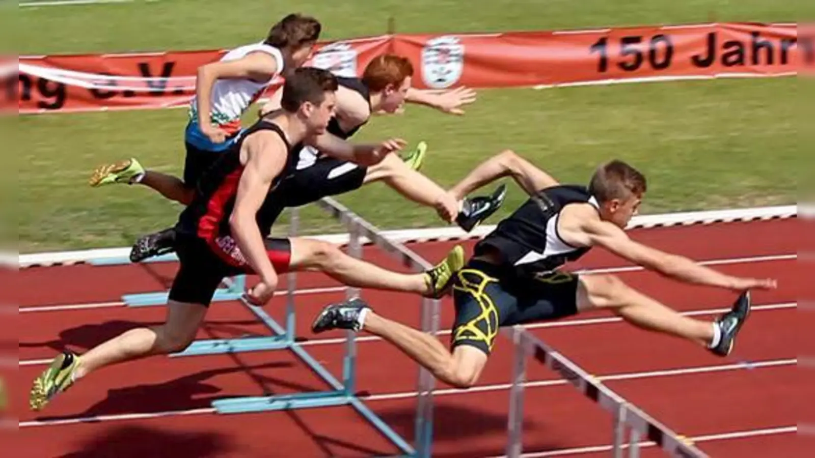 David Faltenbacher (rechts) bei seinem bravourösen Hürdenlauf.	 (Foto: privat)