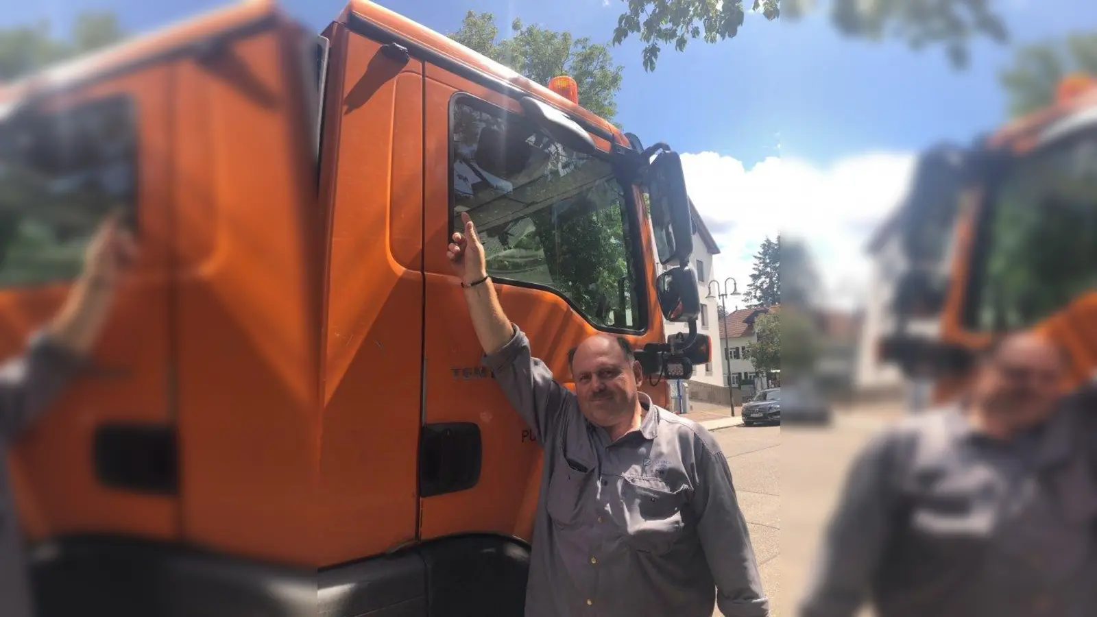 Bauhof-Mitarbeiter Hermann Popp zeigt die kleine schwarze Außenkamera (oben links) am Lkw. Sie sorgt für mehr Sicherheit beim Rechtsabbiegen. (Foto: Gemeinde Pullach)