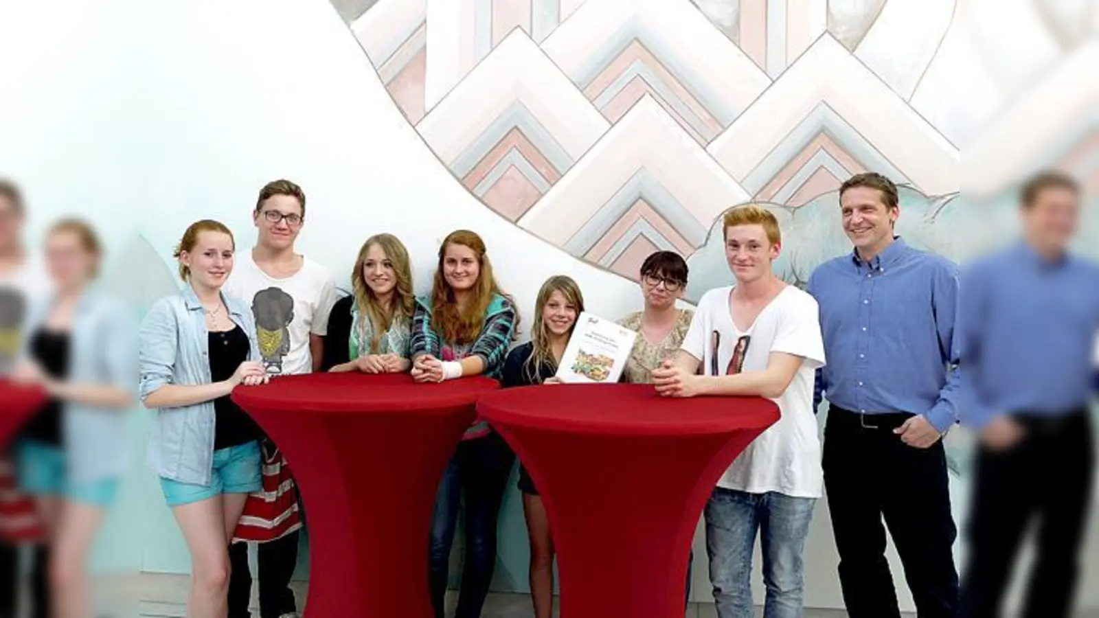 Machten sich für ihre JKW stark (v. l.): Jessie, Alex, Tina, Jennie, Filiz, Roxana  Colcher, Tom und JKW-Leiter Philipp Zankl. 	 (Foto: Kohnke)