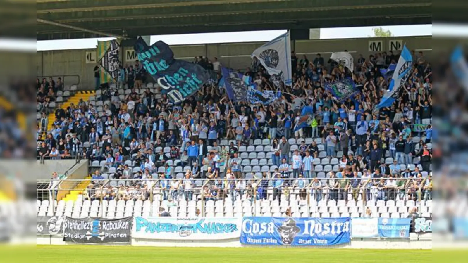 Vorfreude auf ein weiß-blaues Fußballfest.  (Foto: A. Wild)