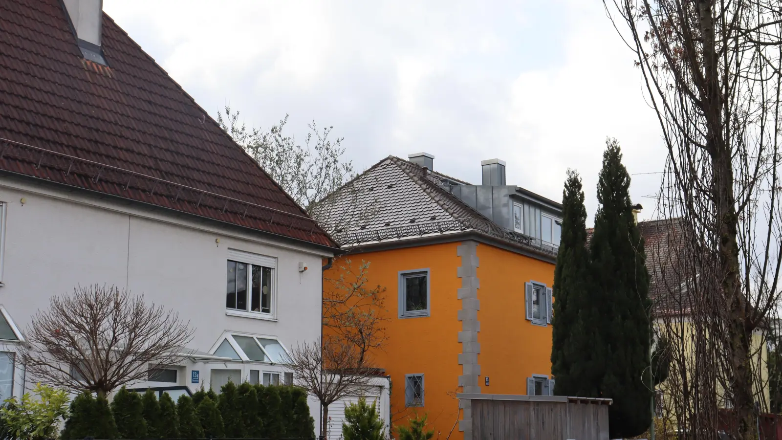 Sehr beliebt, aber auch umstritten: das Einfamilienhaus. Um diese Wohnform geht es beim „Gesprächs-Raum” am 9. April in der Seidlvilla.  (Symbolbild: mha)