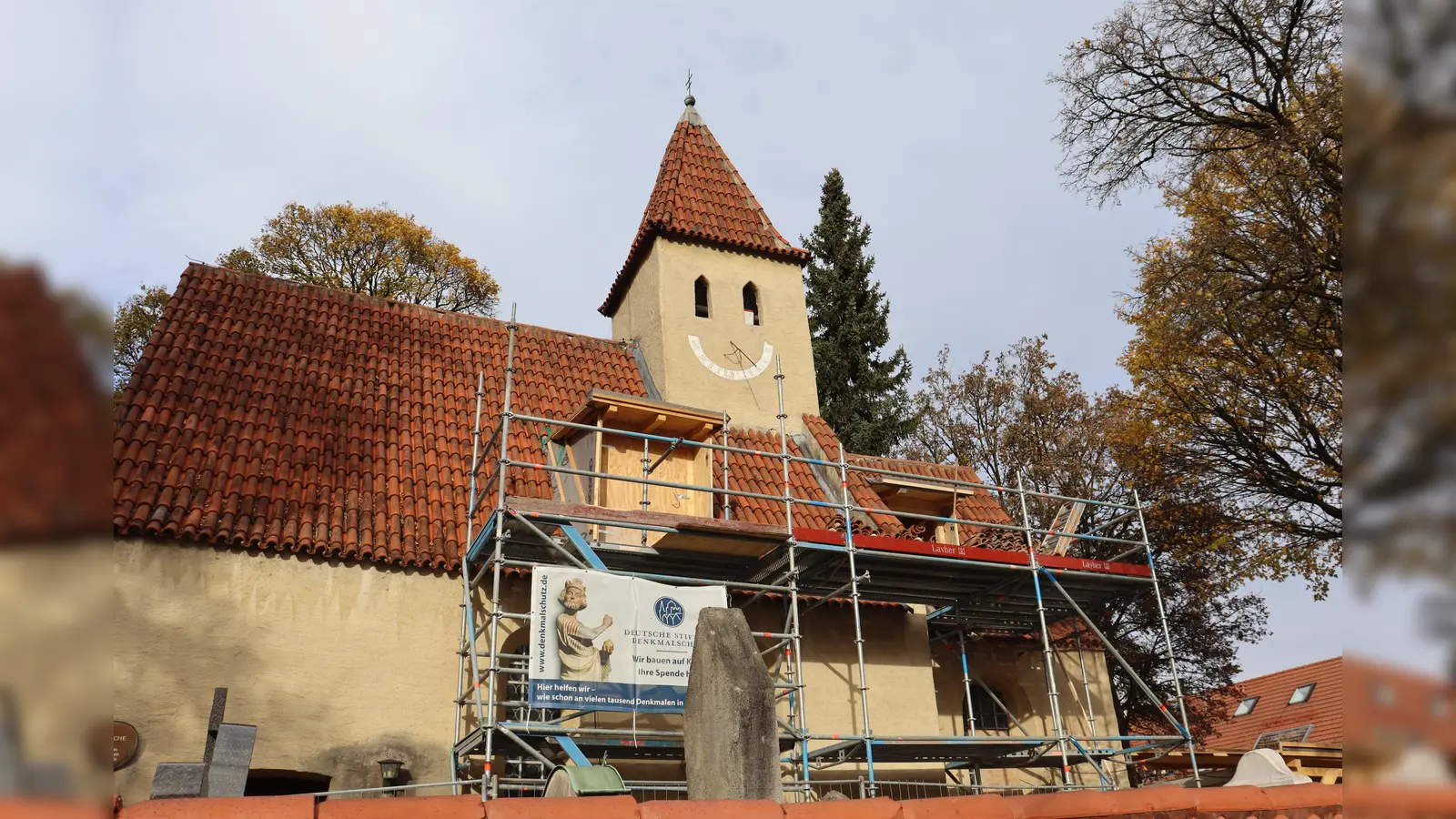 Das Nikolauskirchlein im Englschalkinger Ortskern wird saniert, nachdem es einsturzgefährdet war. Im Frühjahr 2024 soll die Kirche wieder genutzt werden können. (Foto: bas)
