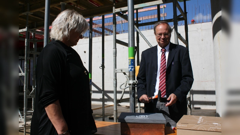 Nach altem Brauch griff Peter Wagner, Präsident der Turnerschaft Jahn München, zum Grundsteinhammer, begutachtet von Geschäftsführerin Anett Meinhardt. (Foto: bs)