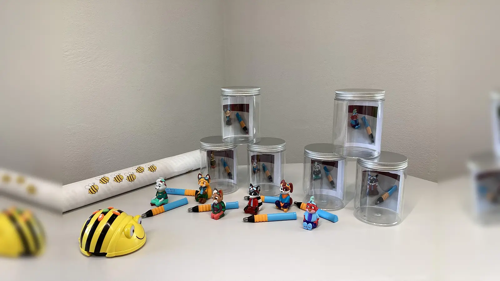 Diese Edurino Startersets und der Roboter Bee-Bot können in der Starnberger Bücherei ausgeliehen<br>werden.<br> (Foto: Stadt Starnberg)