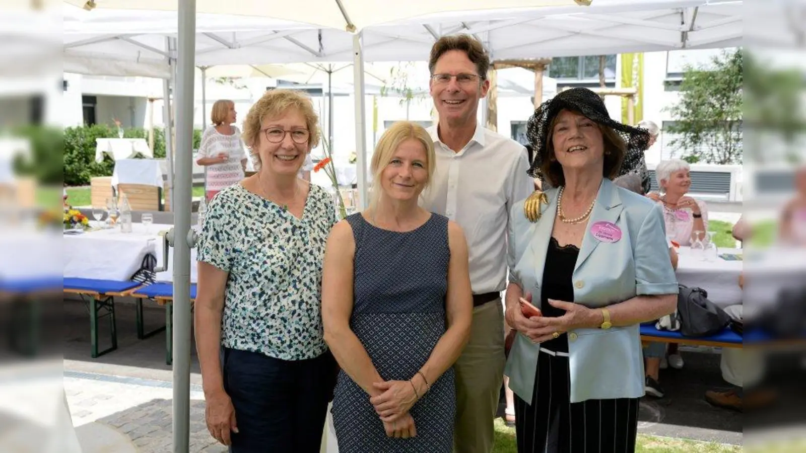 Begrüßten die Gäste beim „Tag der offenen Tür” (von links): Stadträtin Heide Rieke, Sozialreferentin Dorothee Schiwy, Dr. Klaus-Michael Dengler, Sprecher der Geschäftsführung der GEWOFAG und Dr. Christa Lippmann vom Verein „Nachbarschaftlich leben für Frauen im Alter“. (Foto: Gewofag)