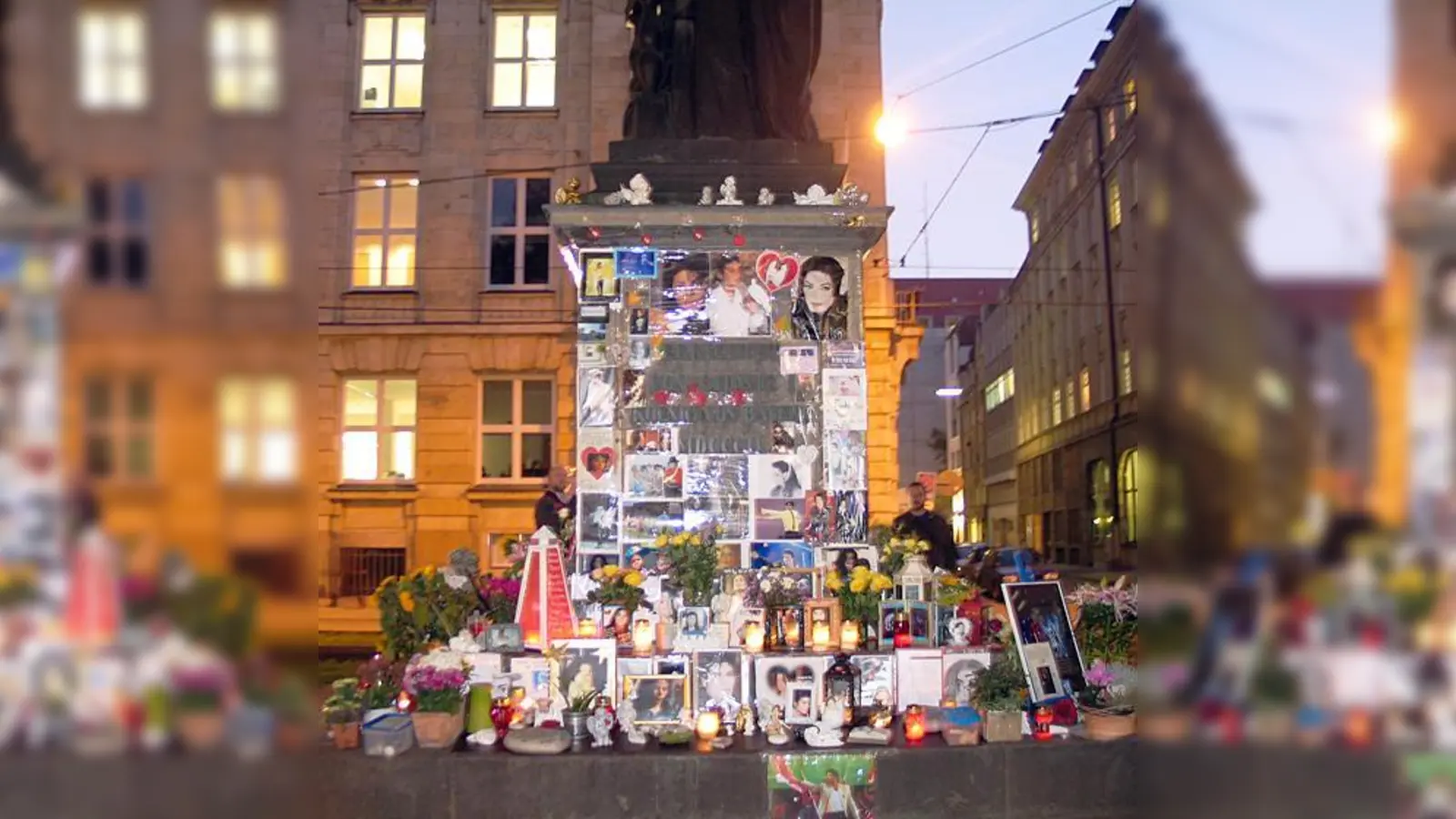 VHS-Führung durch das Kreuzviertel: vom Bastardbalken zum Michael Jackson Monument.  (Foto: VHS)
