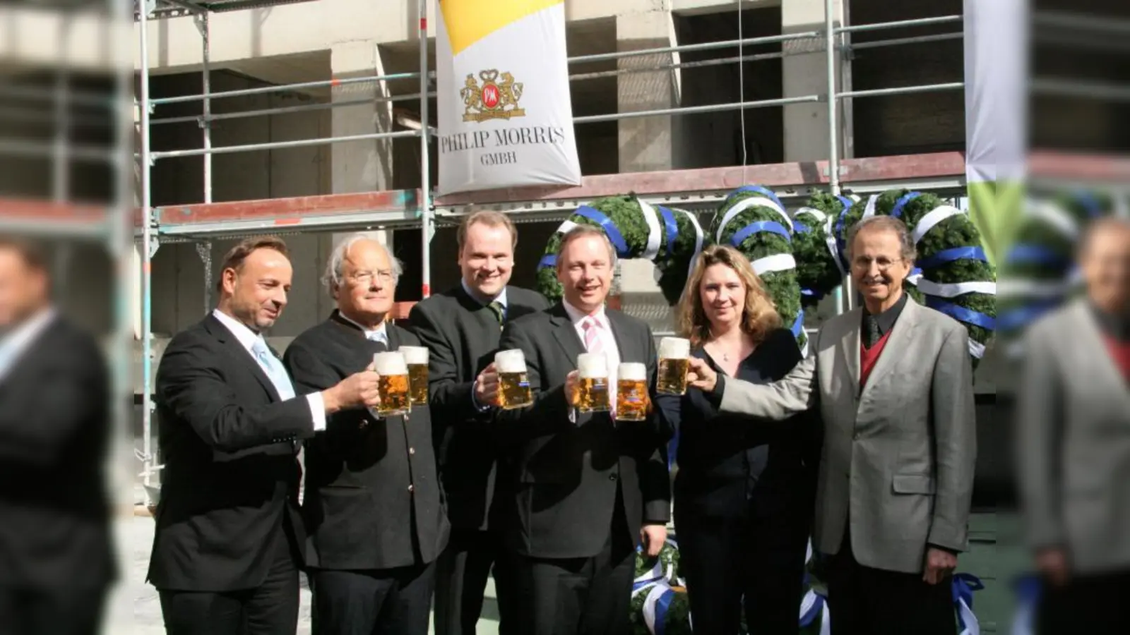 Freuen sich über das „Greenbuilding“ in bester Stadtrandlage: Ralf-Wolfgang Lothert von Philip Morris, Klaus Laminet von Investa Immobiliengruppe, Bürgermeister Christoph Göbel, Staatsminister Georg Fahrenschon, Landtagsabgeordnete Kerstin Schreyer-Stäblein und Architekt Hubert Grüner (v.l.). (Foto: US)