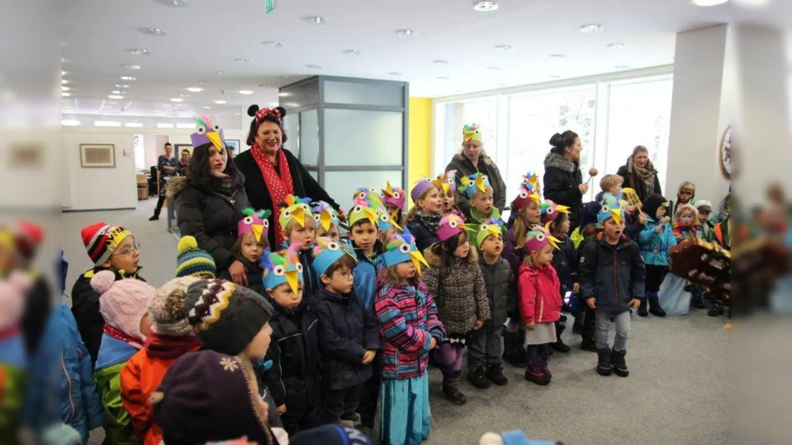 Das Kraillinger Kinderhaus sang von der „Tante aus Marokko” und den „Drei Chinesen mit dem Kontrabass” und brachte das ganze Rathaus zum Summen. (Foto: us)