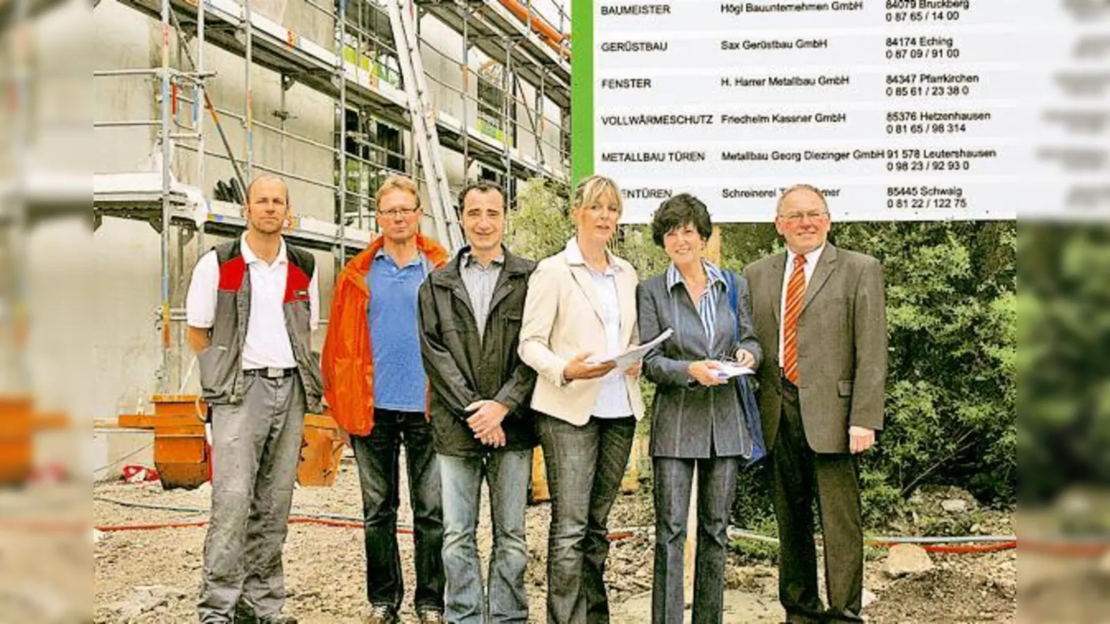 Baustellenbesichtigung in Eching (v.l.): Dachdecker Richard Barz, Heizungsbauer Georg Hartmann, die Architekten Thomas Holzheu und Susanne Wehkamp, Lehrerin Sybille Schmidtchen und Bürgermeister Josef Riemensberger. 	 (Foto: sl)