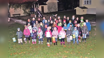 Die kleinen und großen Martinssänger aus Ottendichl und Salmdorf. 	 (Foto: privat)