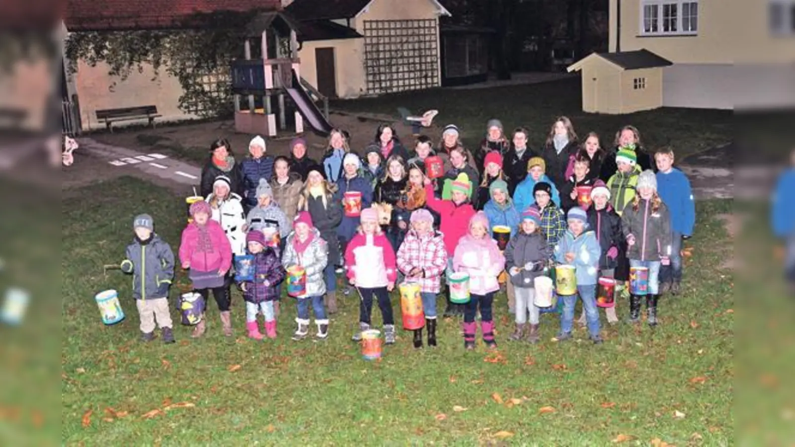 Die kleinen und großen Martinssänger aus Ottendichl und Salmdorf. 	 (Foto: privat)