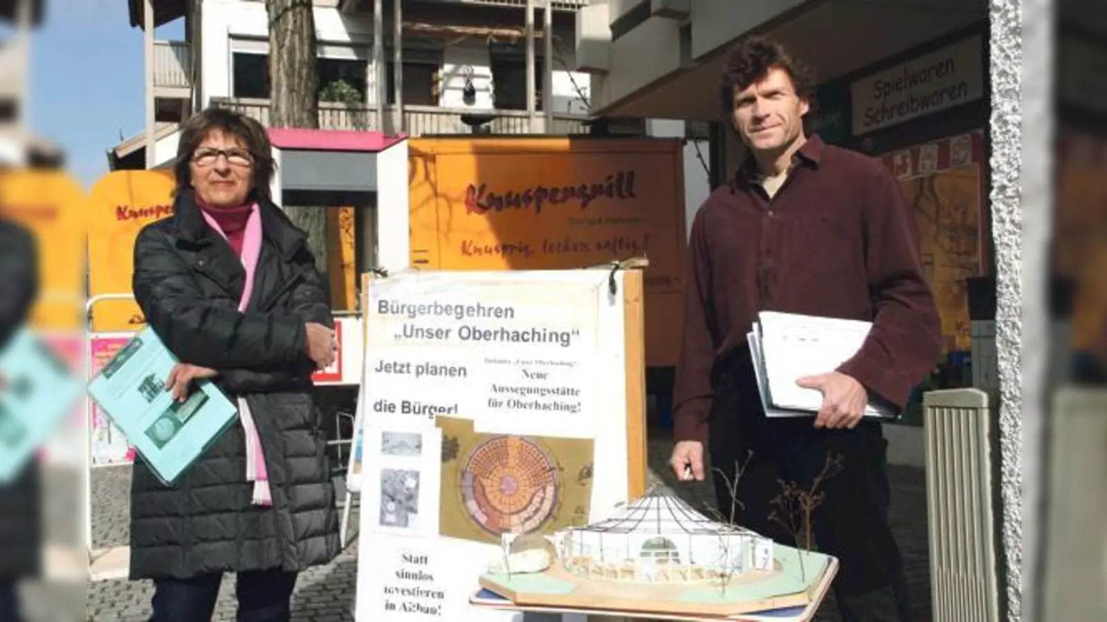 Die Initiative »Unser Oberhaching«, hier (v. l.) Sylke Holland und Alfred Fischer, strebt ein Bürgerbegehren für den Neubau der Aussegnungshalle an. Noch werden Unterschriften gesammelt. 	 (Foto: hol)