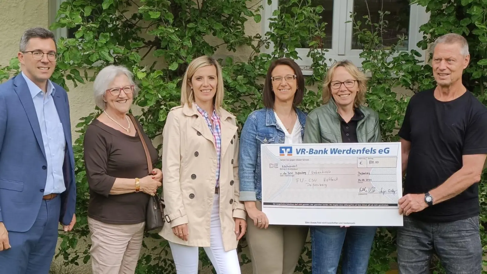 Freuten sich bei der Scheckübergabe (von links): Bürgermeister Frank Zellner, Hannelore Kawlath (Schriftführerin Frauen-Union), Mirella Pfaff und Stephanie Quecke (beide stellv. Vorsitzende), Angie Eichberger (Vorsitzende) sowie Rudi Fischer (Leider Gabentisch). (Foto: Frauen-Union)