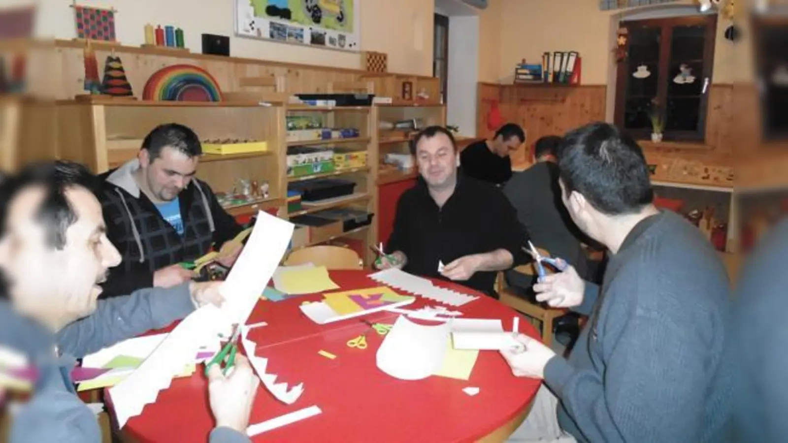 Fix waren die Väter im Spatzennest mit ihren Scheren. Nicht nur Mütter können basteln.	 (Foto: VA)