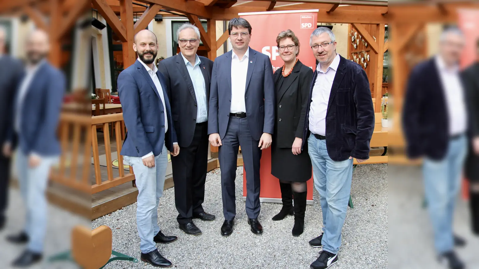 Der Frühjahrsempfang der SPD München West fand in diesem Jahr im Obermenzinger Jagdschloss statt. Als Ehrengäste begrüßte Vorsitzender Christian Müller (rechts) Matthias Bonigut, die Landtagsabgeordneten Florian Ritter und Florian von Brunn (Mitte) sowie Bezirksrätin und Landtagskandidatin Katja Weitzel (v.l.).  (Foto: us)