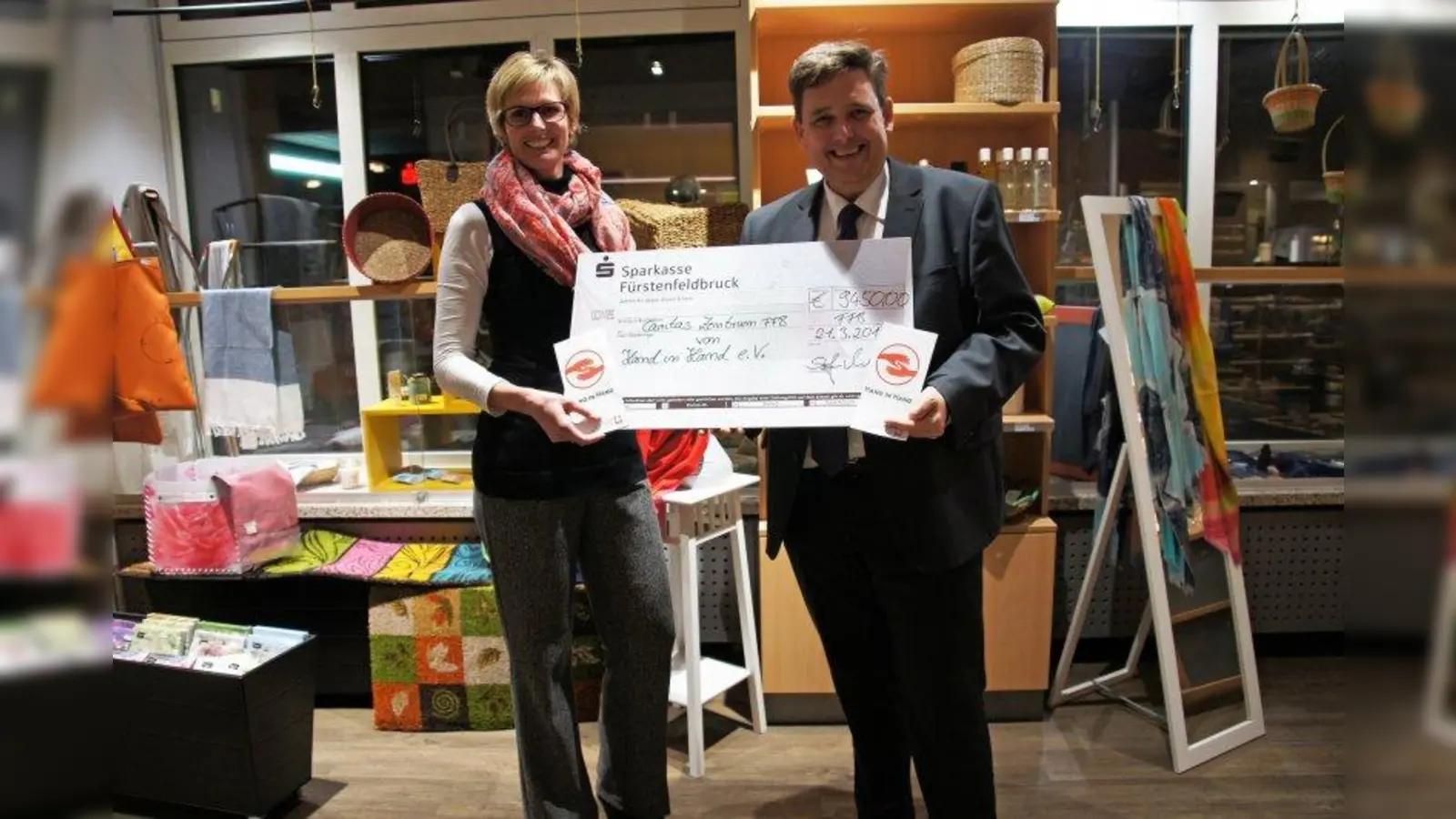 Birgit Weiß, Kreisgeschäftsführerin des Caritas-Zentrums Fürstenfeldbruck und Stefan Müller, Vorsitzender des Fördervereins &amp;quot;Hand in Hand&amp;quot; bei der Scheckübergabe. Der Verein &amp;quot;Hand in Hand&amp;quot; hat auch dieses Jahr wieder für die Caritas gesammelt. (Foto: Caritas-Zentrum FFB)