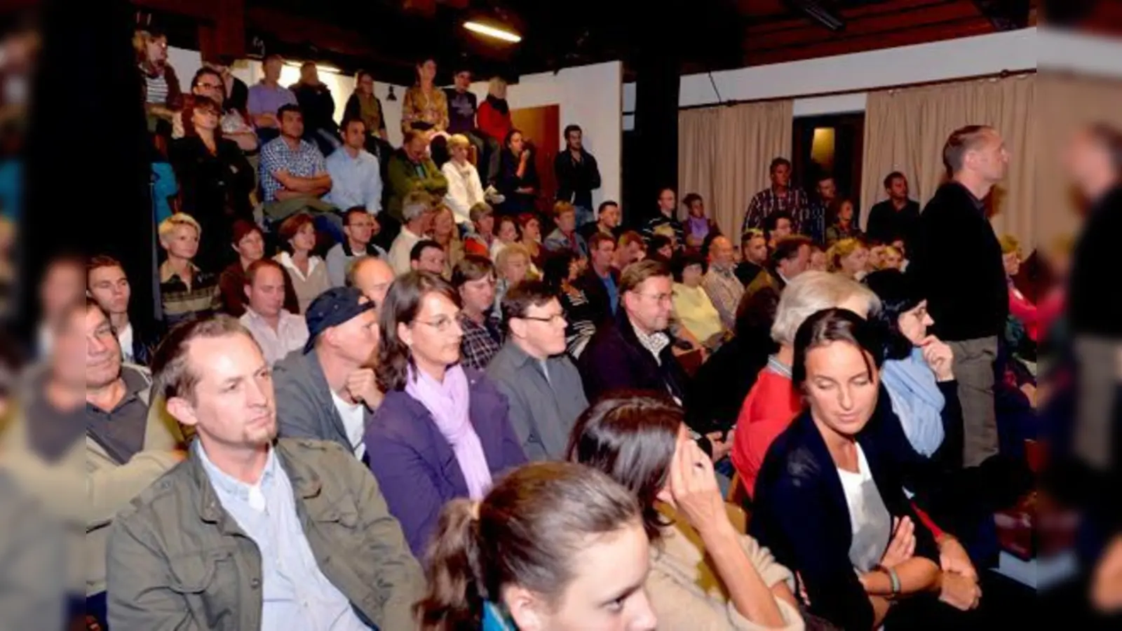 Rund 400 Bürger kamen zur jüngsten Gemeinderatssitzung, in der um die Unterbringung von Asylanten im Gasthof Lutterschmid ging. 	 (Foto: Schunk)