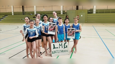 Erfolgreiche junge Sportler (v.l.) Lisa Cozzio, Karla Deitmer, Elisa Schönebaum, Helena Heyland, Sophie Gezhi, Ada Neweman, Luzi Reichart, Richard Pertler, Sebastian Elbs und Viktor Ahiskal. (Foto: LMGU )