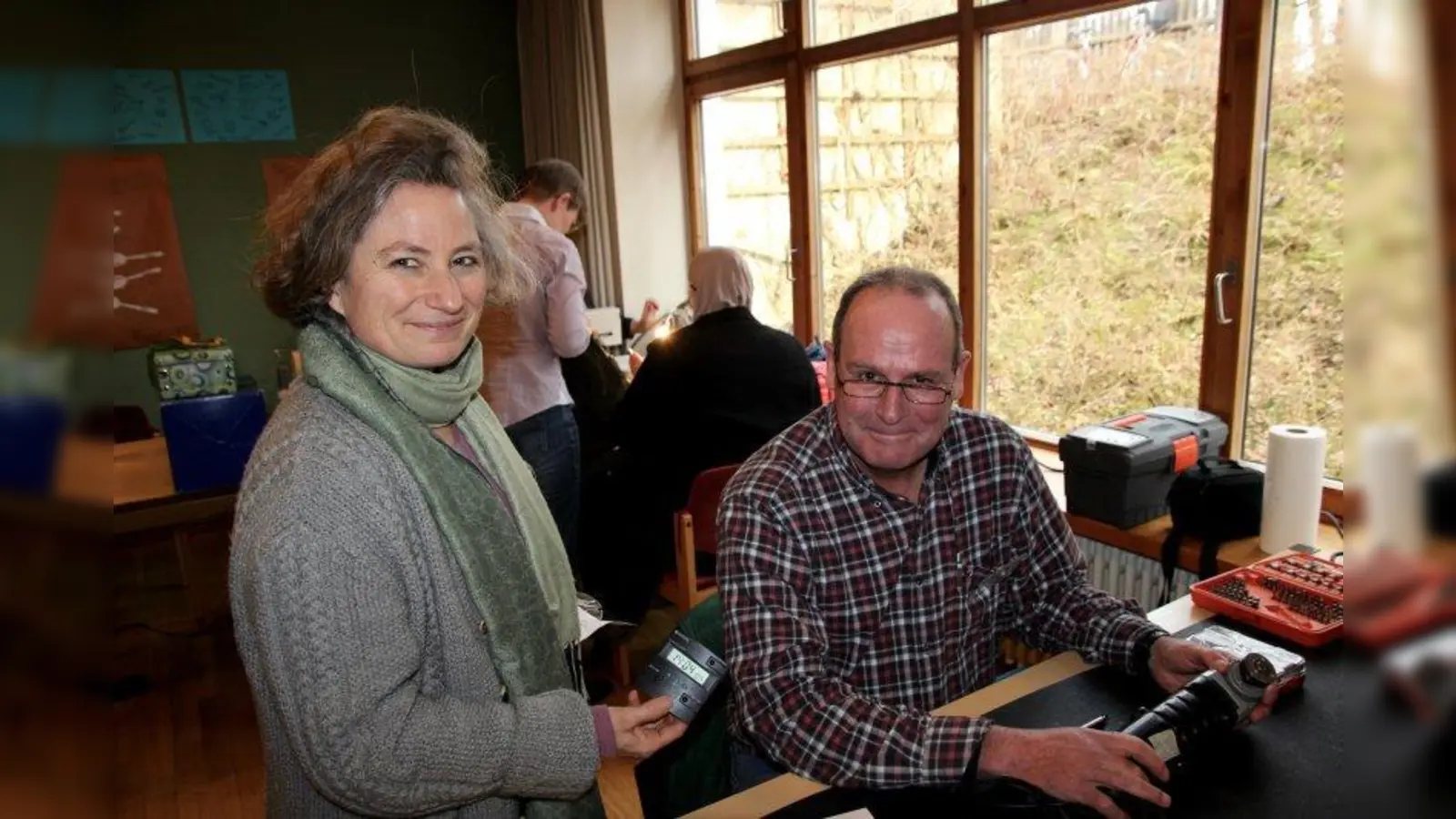 Allererste Reparaturerfolgsmeldung in Lochham! Der Wecker von Katrin Rohlfs kam als erstes wieder zum Laufen, auf die Sprünge gebracht vom studierten Mathematiker Hermann Stuis. (Foto: us)