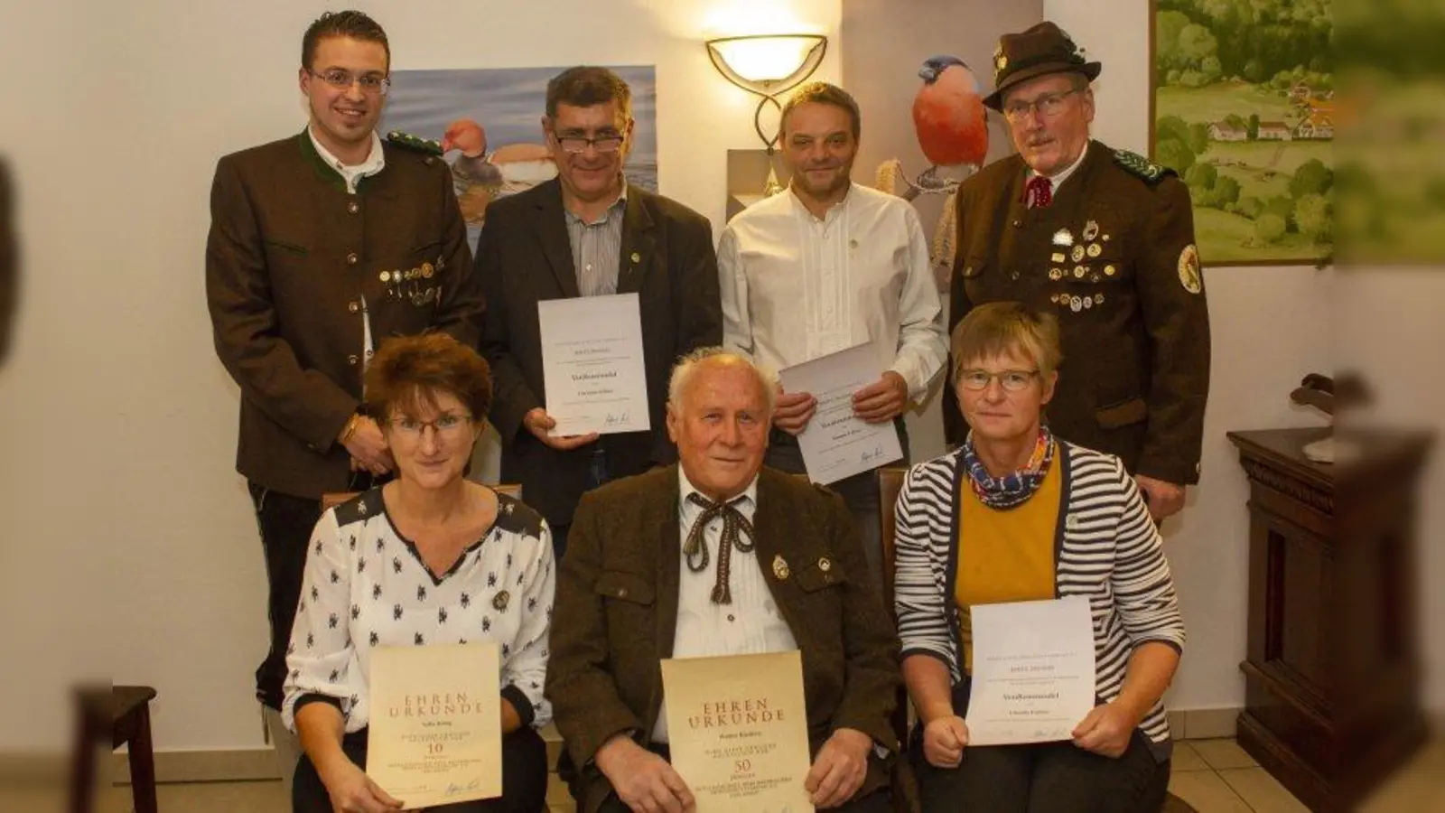 Erster Schützenmeister Florian Kling mit Christian Söllner, Thomas Fabian und Stefan Gehm (stehend von links), Safia Kling, Walter Kudera und Claudia Fabian (sitzend von links). (Foto: ESV Weilheim)