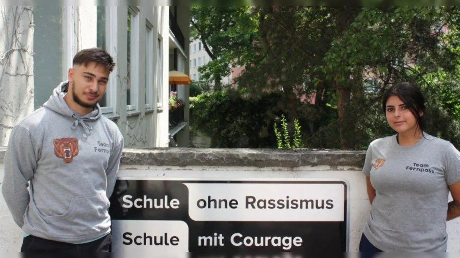 Die Schülersprecher Denisa und Georg vor dem Schild „Schule ohne Rassismus – Schule mit Courage“. (Foto: Sch)
