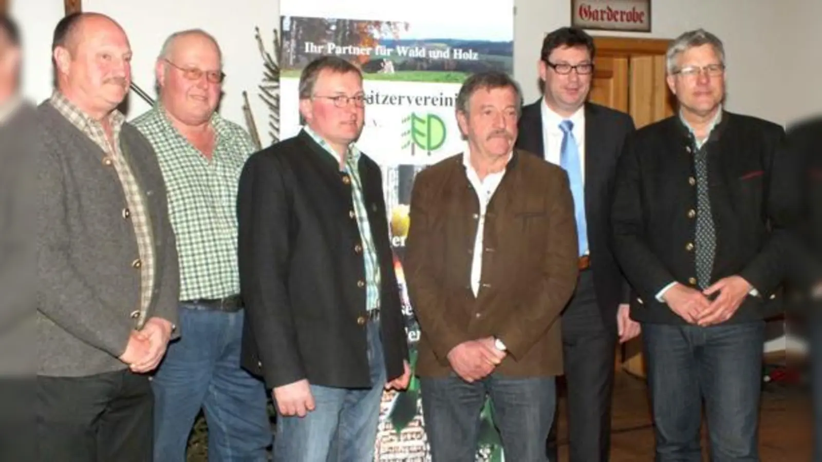 Wahlen bei der Waldbesitzervereinigung Erding. Unser Bild zeigt (v.l.) Anton Bauer, Valentin Vorbuchner, Korbinian Empl, Martin Gruber, Landrat Martin Bayerstorfer und den Vorsitzenden Rainer Mehringer.	 (Foto: kw)