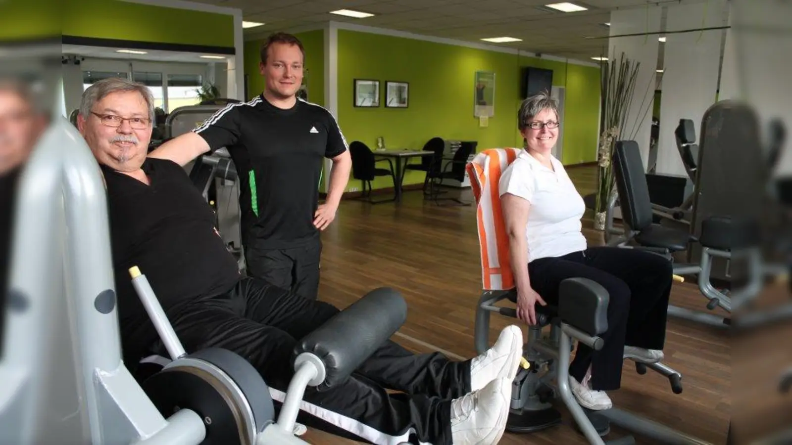 Trainer Thomas Ott (m.) ist für das Trainingsprogramm von Manfred und Kerstin Kruspel zuständig. (Foto: bb)