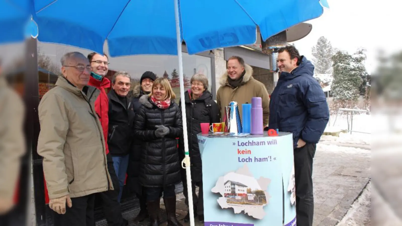 Gutes Stimmung trotz eisiger Temperaturen. „Wir hatten viele konstruktive Gespräche, am Jahnplatz muss sich endlich etwas bewegen!” V.l. Benno Blumtritt, Andreas Saurle, Walter Frank, Jutta Saurle, Petra Schmid, Gertrud Orth, Hans-Martin Weichbrodt und Ralf Krummes. (Foto: US)