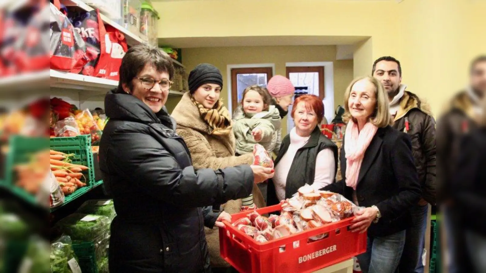 Weihnachtsausgabe bei der Gautinger Tafel: Bürgermeisterin Brigitte Kössinger (l.) dankte für die ehrenamtliche Mühe der Helfer. Initiatorin Monika Fliedner und Monika Nebl (2. und 3. v.r.) bereiteten sich schon auf die große Weihnachtsausgabe an Bedürftige vor. (Foto: us)