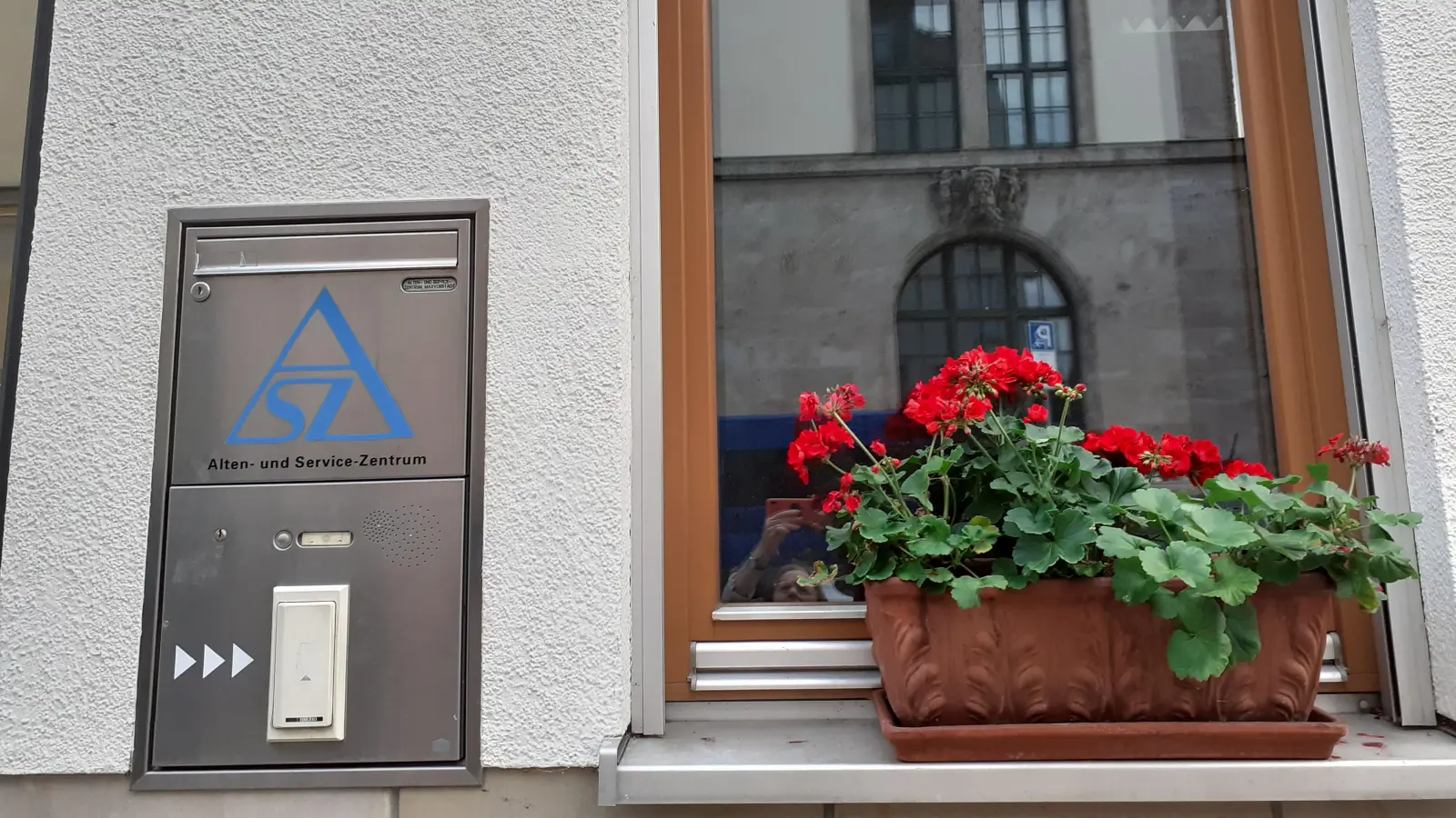 Die Broschüre mit kostengünstigen Kultur- und Freizeitveranstaltungen für Senioren liegt unter anderem in den ASZs aus.  (Symbolbild: mha)