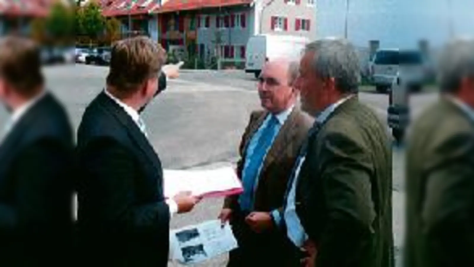 Stadtrat Robert Brannekämper, Dr. Thomas Zimmermann und der Vorsitzende des Landesdenkmalrates Dr. Ludwig Spaenle diskutieren über die geplante Streichung des Dorfensembles Englschalking.	 (F: Privat)