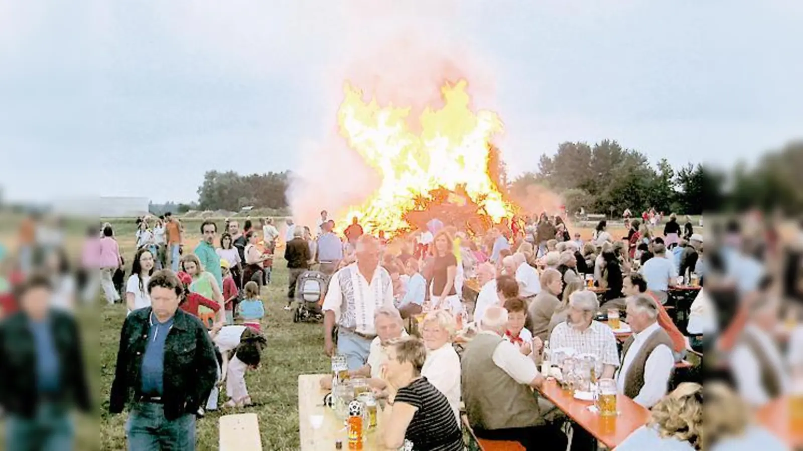 Oben blinken die Sterne, unten sprüht die Glut und im Feld fliegen die Glühwürmchen: Johanni wie es sein soll.	 (Foto: VA)