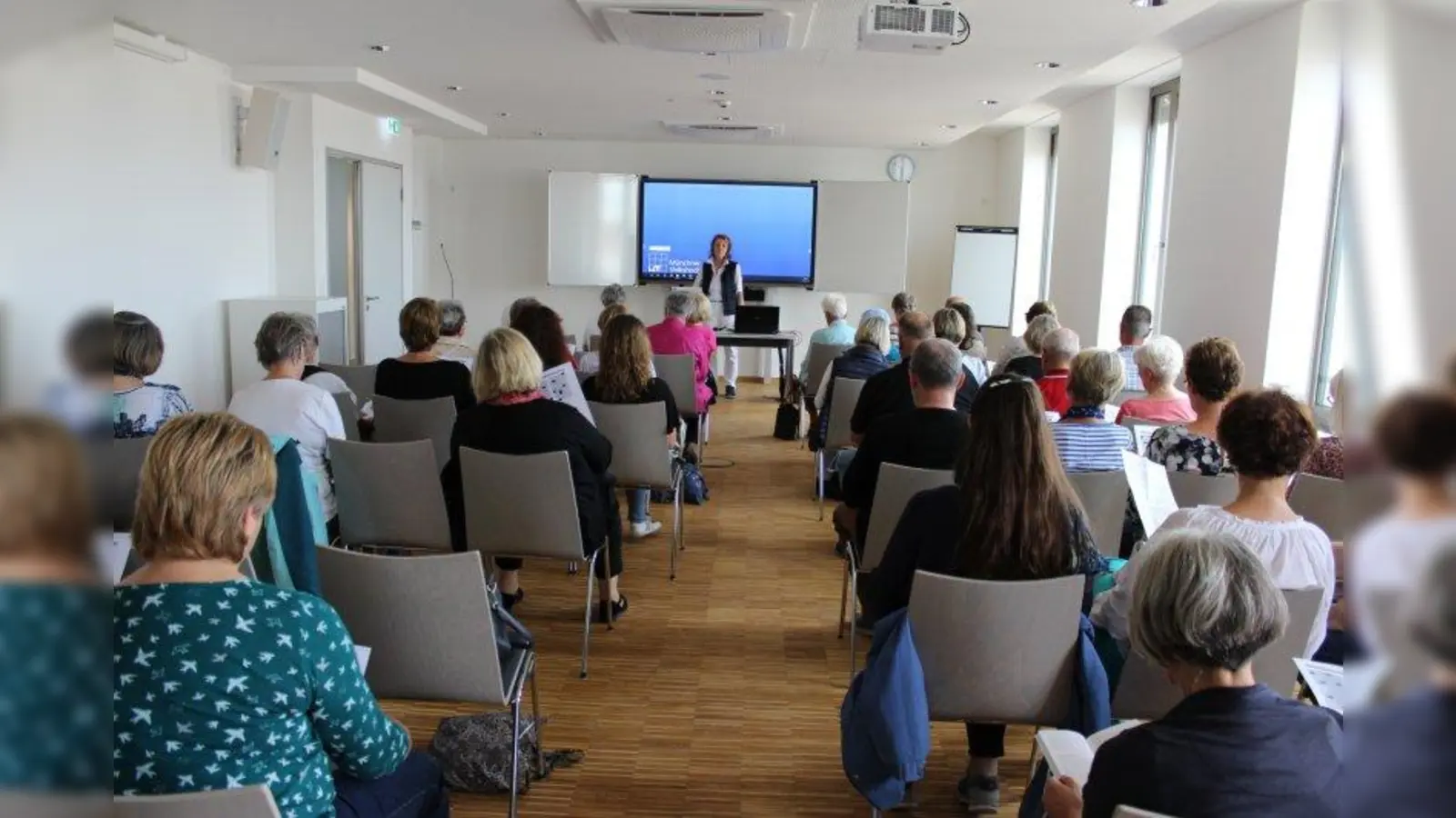Neues Stadtteilzentrum am Oertelplatz: Die Räumlichkeiten der MVHS befinden sich im Kopfbau des Einkaufszentrums und verfügen unter anderem über einen großen und modernen Vortragsraum. (Foto: sb)