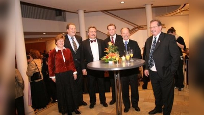 Rund 200 geladene Gäste kamen zur Festveranstaltung. Im Foyer versammelten sich die Festredner Annemarie Detsch, Christoph Göbel, Gerhard Fuchs, Peter Köstler, Sepp Käser und Ernst Pritschet. (Foto: US)