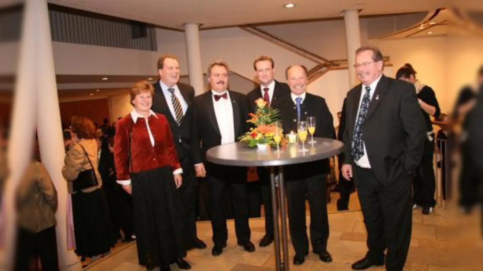 Rund 200 geladene Gäste kamen zur Festveranstaltung. Im Foyer versammelten sich die Festredner Annemarie Detsch, Christoph Göbel, Gerhard Fuchs, Peter Köstler, Sepp Käser und Ernst Pritschet. (Foto: US)