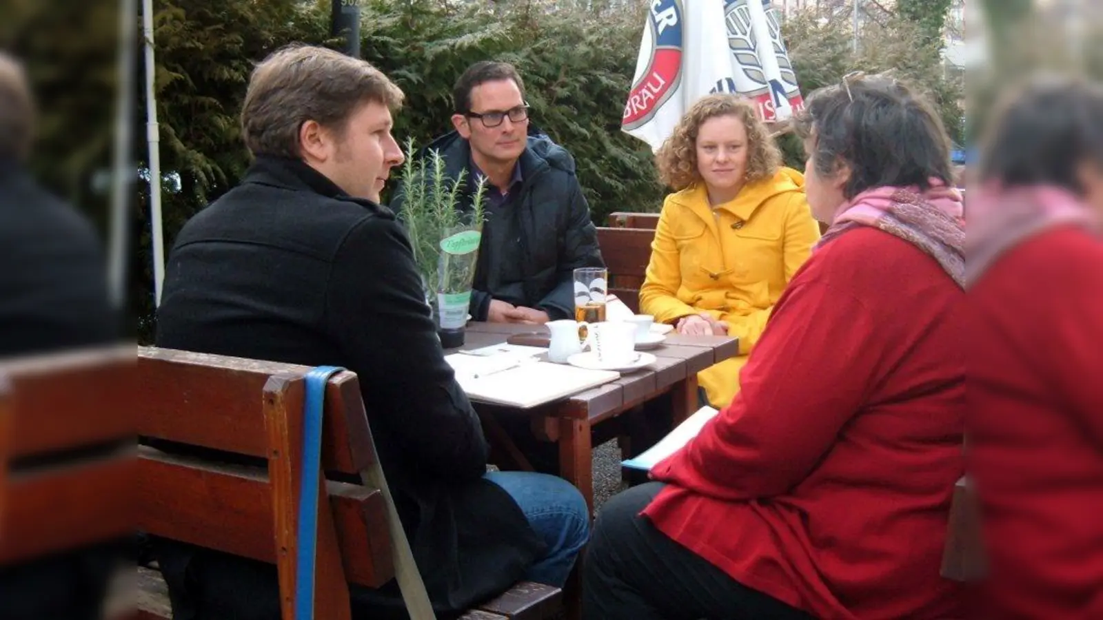 Jens Röver, Andreas Lotte, Stefanie Krammer im Gespräch mit der Seniorenbeirätin Kühnel. (Foto: AH)