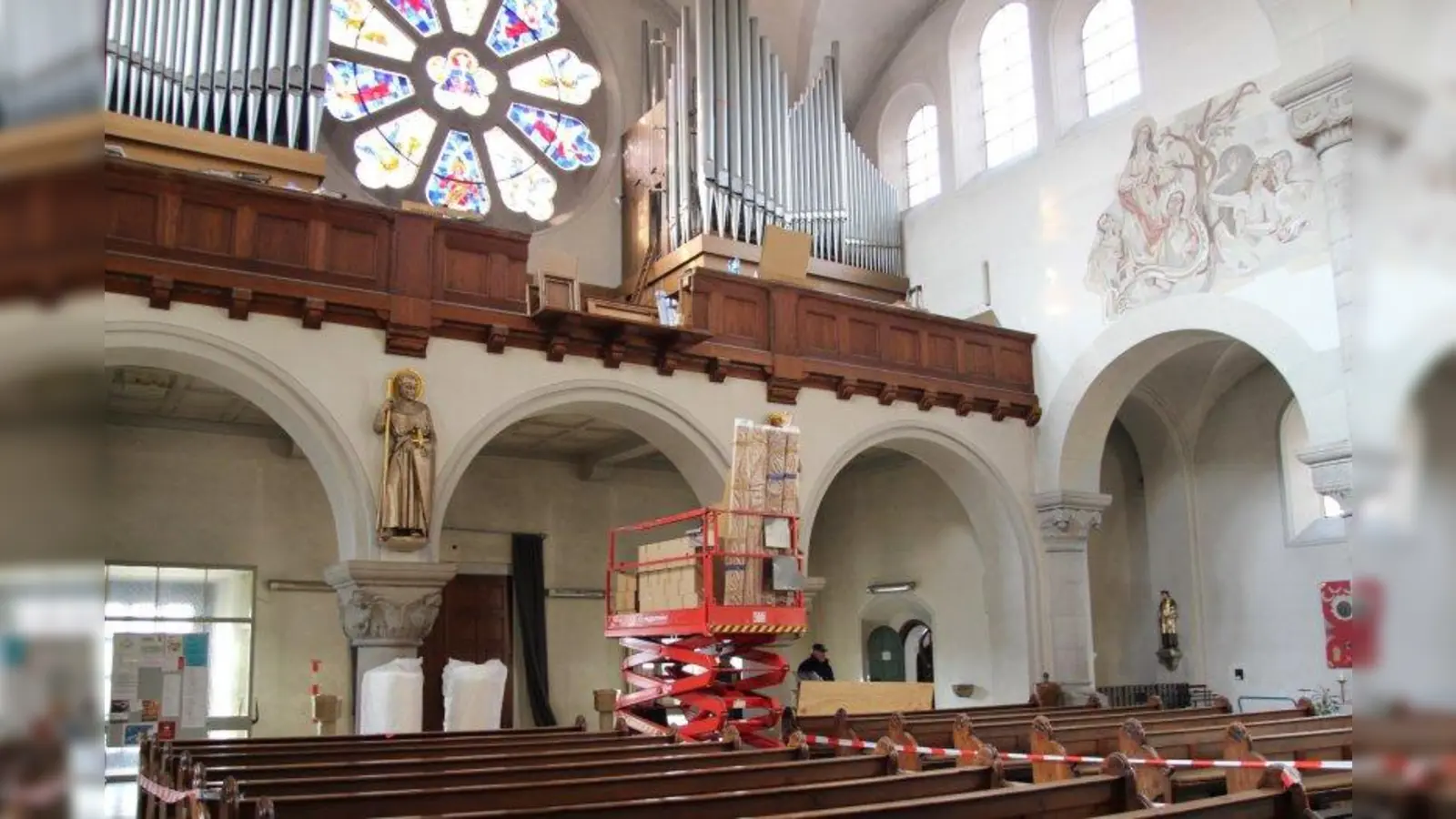 Abbau der alten Orgel: in Teilen wird die Orgel in der Warschauer Kirche Des Guten Hirten wiederaufgebaut. Die Pasinger dürfen sich auf ein neues wohlklingendes Instrument freuen. Allerdings wird dies erst 2019 geweiht werden können. (Foto: us)