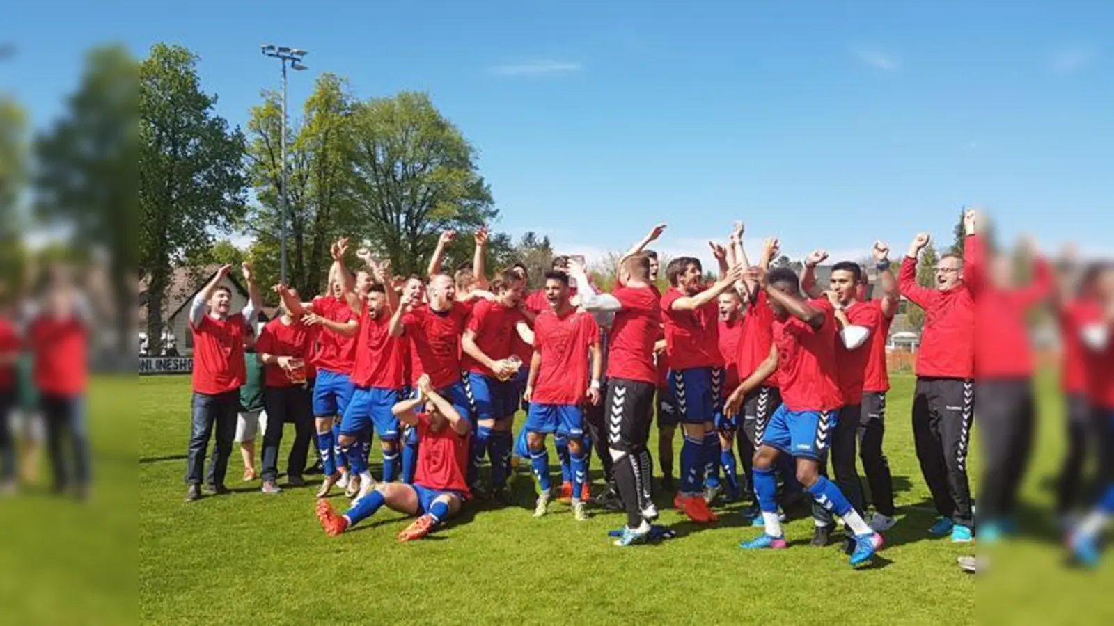 So sehen Sieger aus: Mannschaft, Trainer und Betreuer des FC Unterföhring feiern ausgelassen den erstmaligen Aufstieg in die Regionalliga Bayern.	 (Foto: bs)